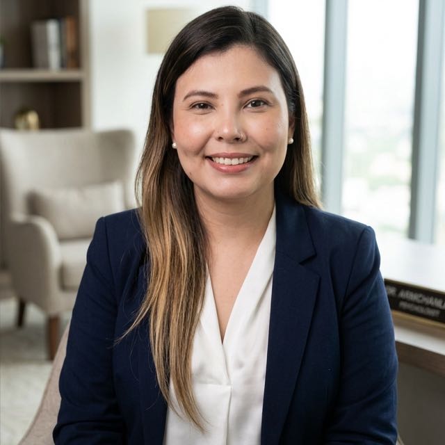 Psicóloga Vanessa Nakashima em ambiente de consultório acolhedor